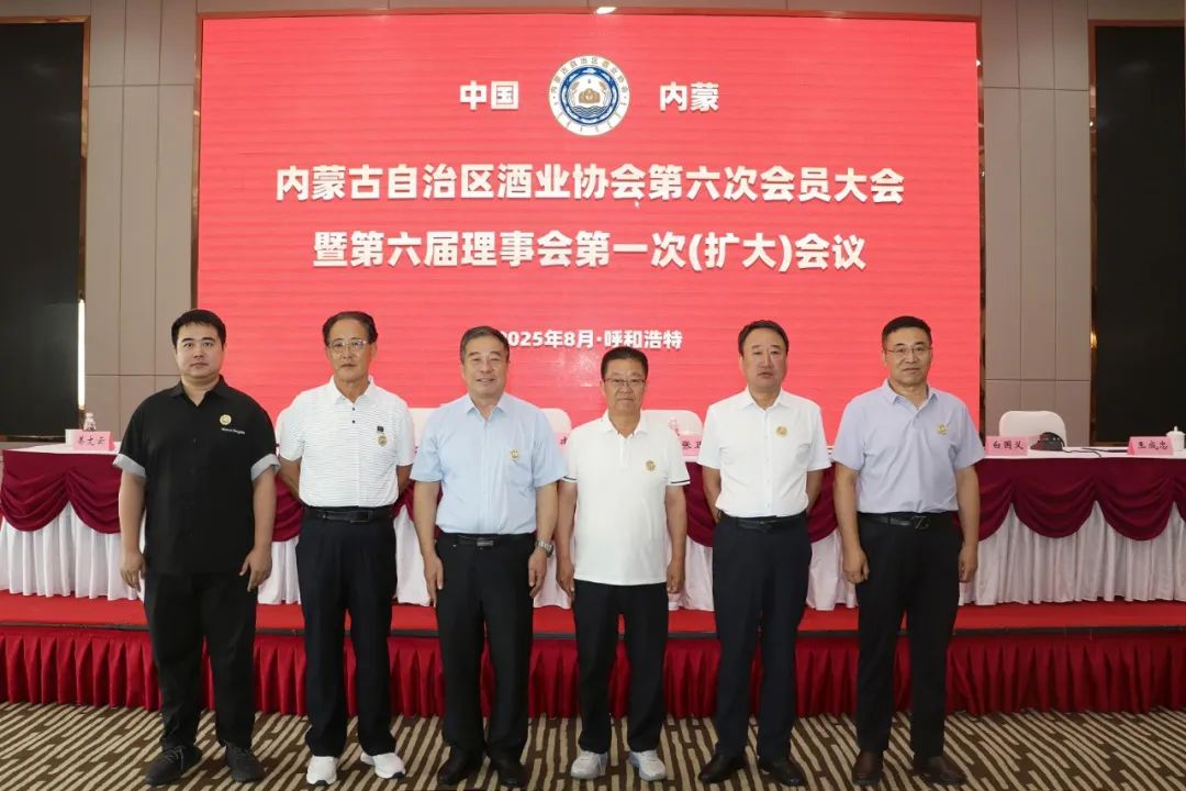 12、新一届领导合影.jpg