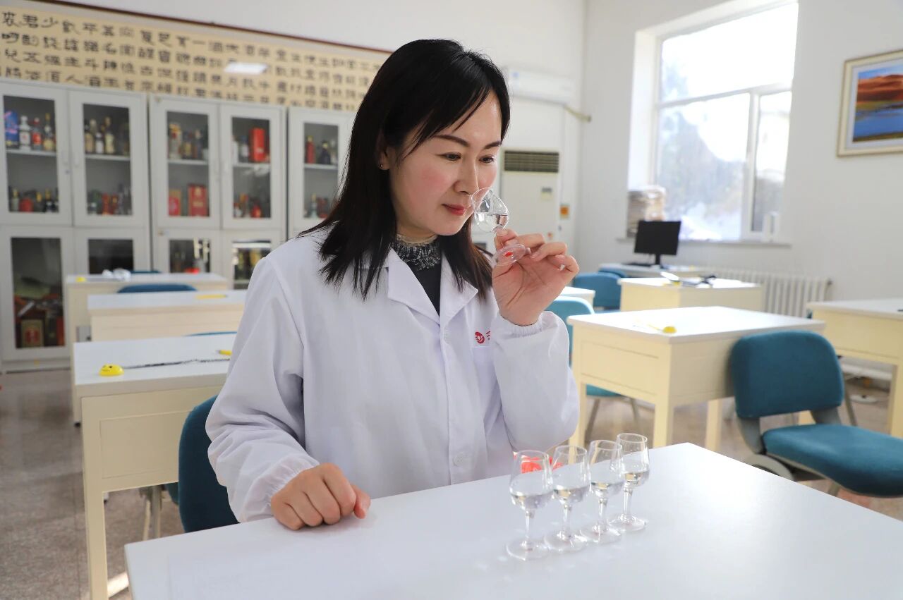 河套酒業(yè)·奮斗者風(fēng)采|素手研酒香 杯中見星辰